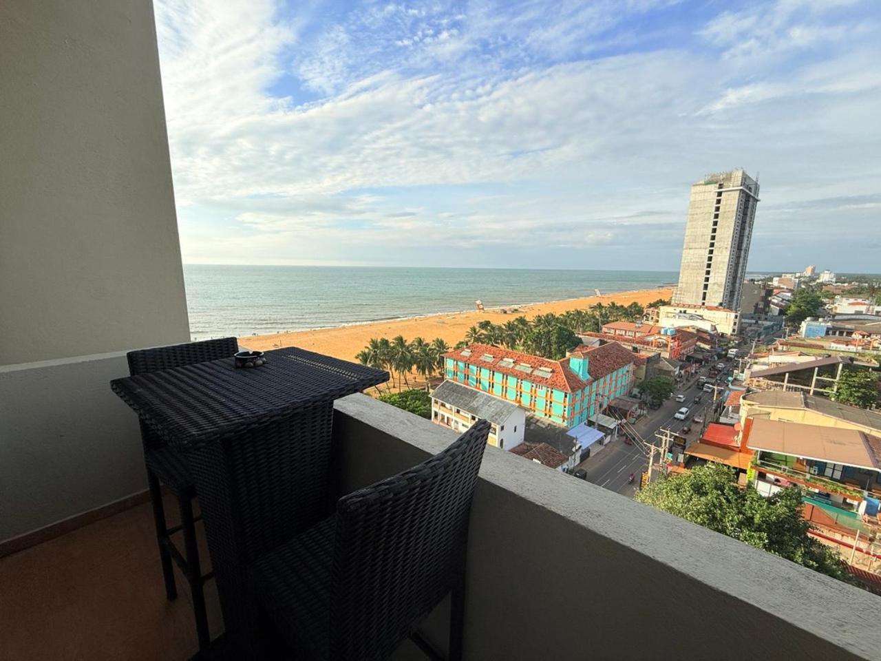 Ocean Breeze Negombo- Tidesend Luxury Beach Apartments Exterior foto