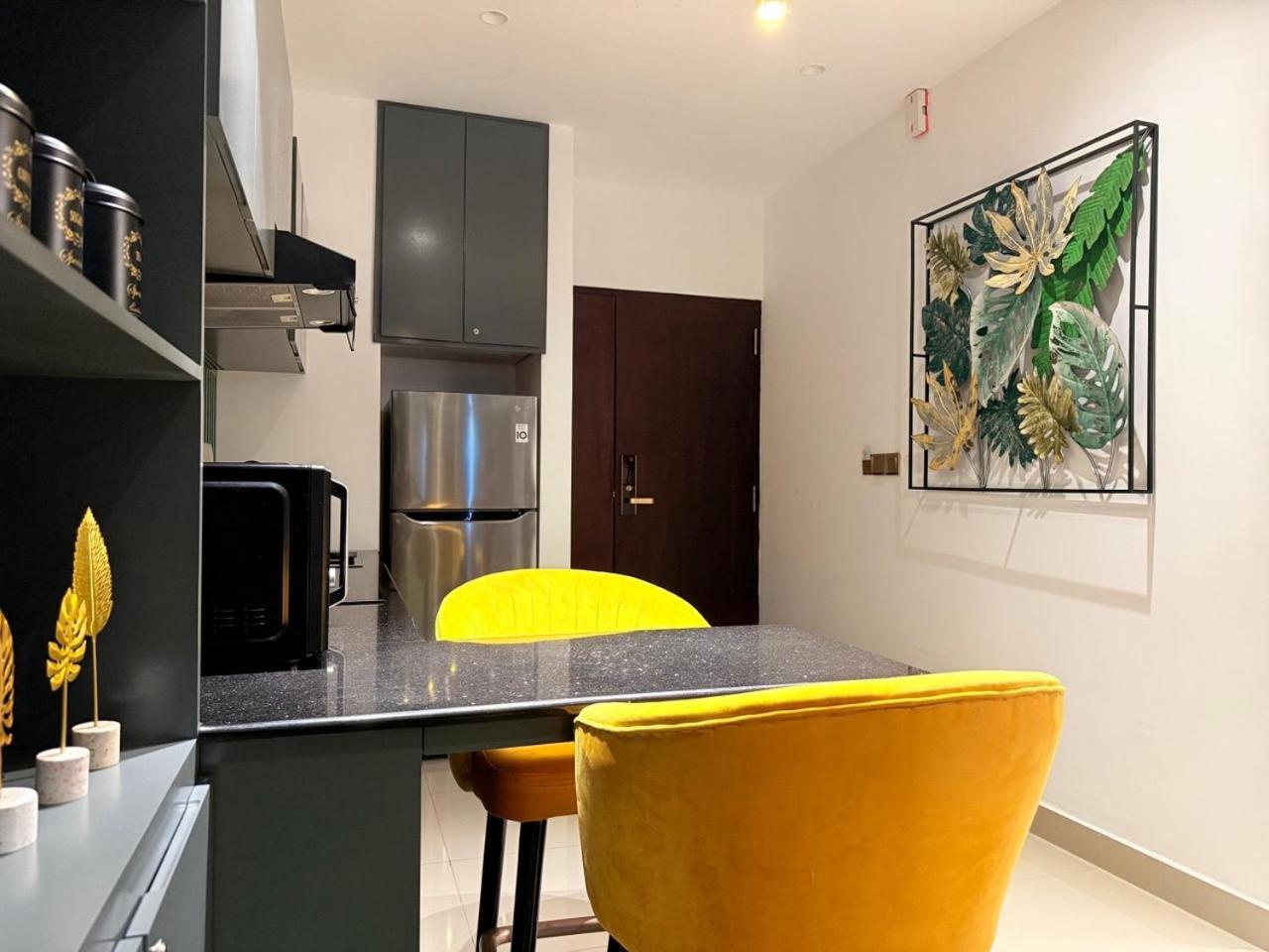 Ocean Breeze Negombo- Tidesend Luxury Beach Apartments Exterior foto