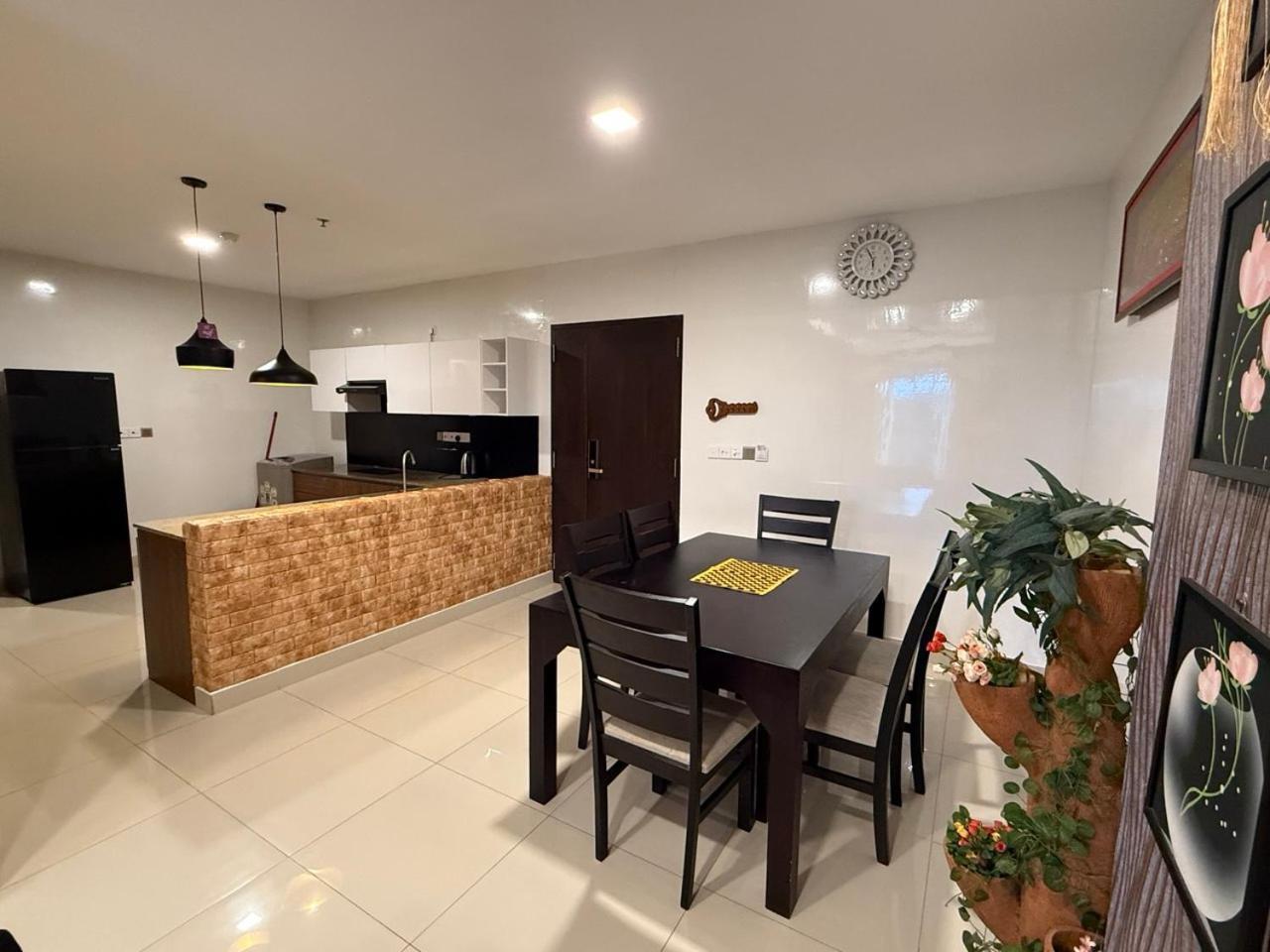 Ocean Breeze Negombo- Tidesend Luxury Beach Apartments Exterior foto