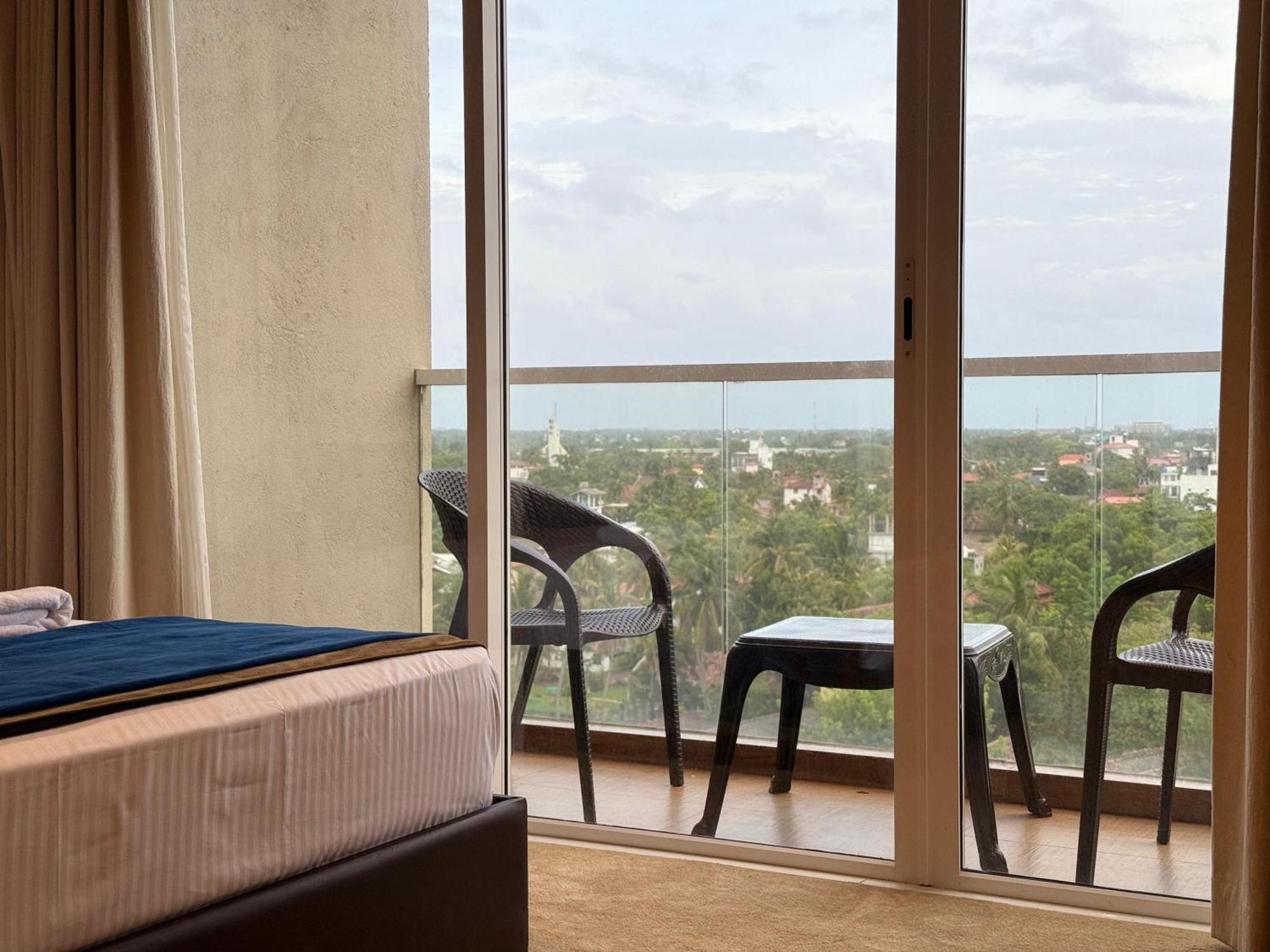 Ocean Breeze Negombo- Tidesend Luxury Beach Apartments Exterior foto